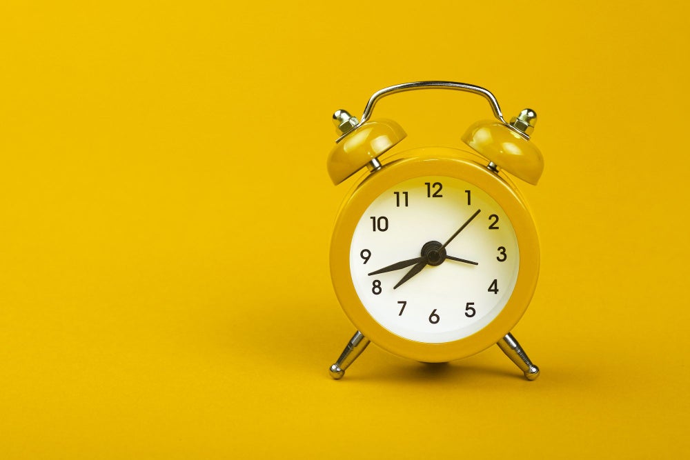 Klasszikus ébresztőóra sárga színben